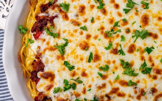 baked spaghetti pie with cheese and parsley