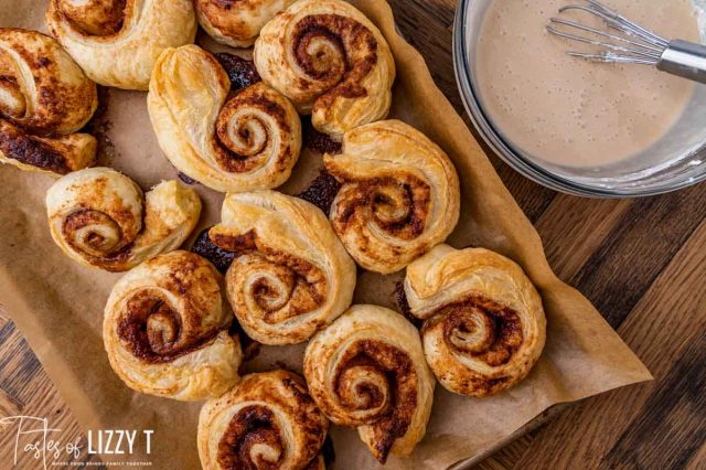 Puff pastry cinnamon rolls• Electric Blue Food - Kitchen stories