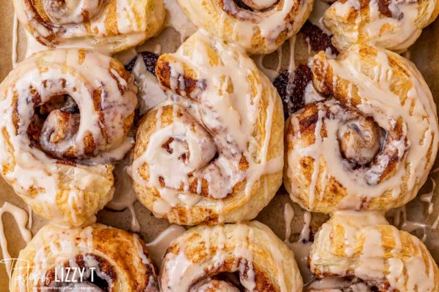 Puff pastry cinnamon rolls• Electric Blue Food - Kitchen stories