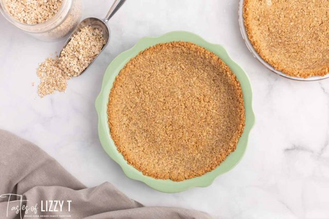 a pie crust with quick oats in a pie pan