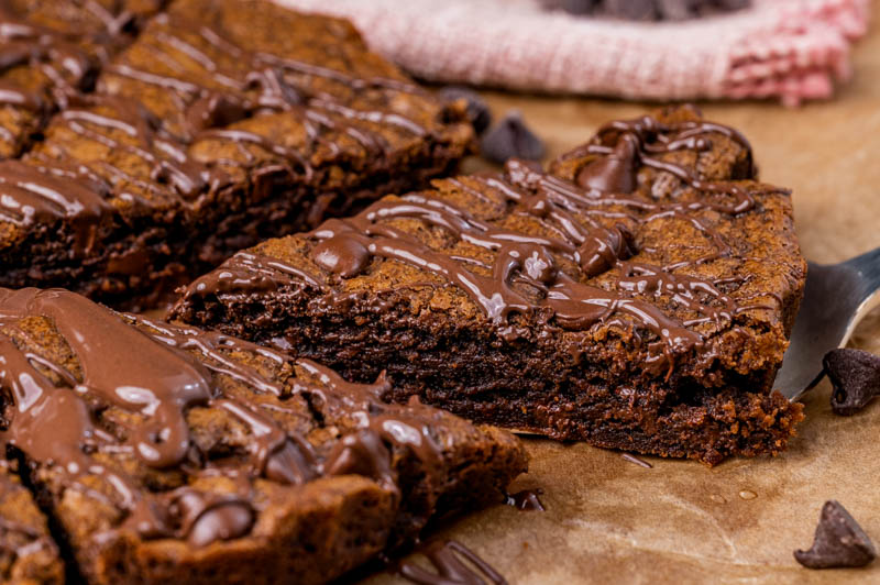 a slice of mocha chocolate chip cookie pie on a spatula