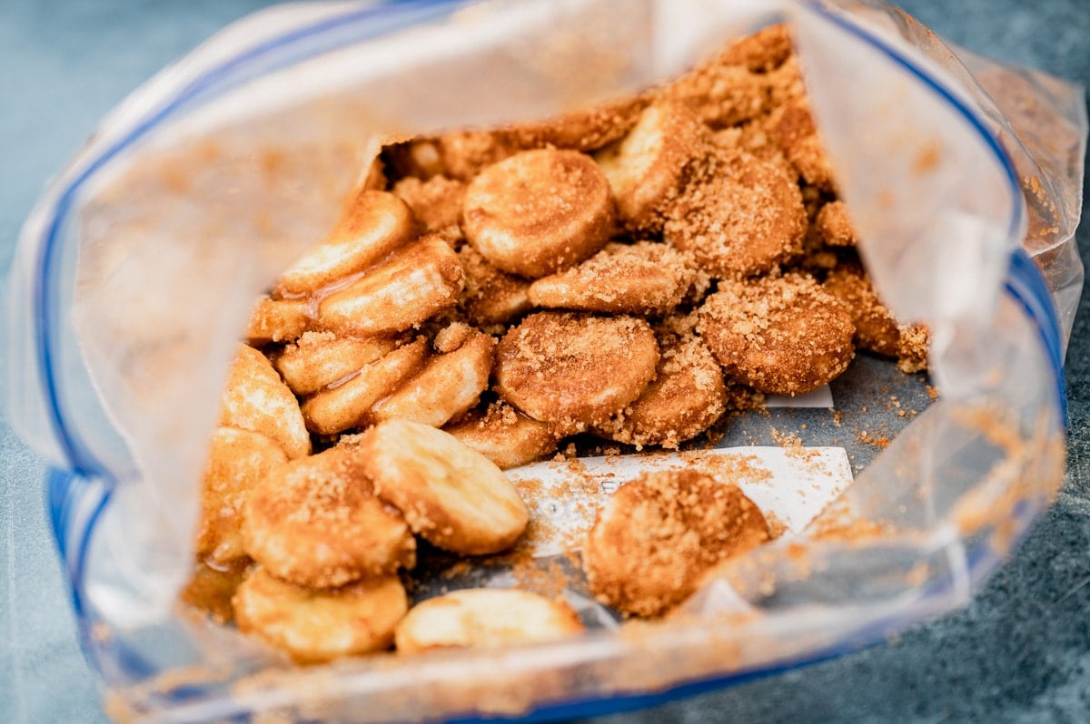 sliced bananas in brown sugar and cinnamon in a plastic bag