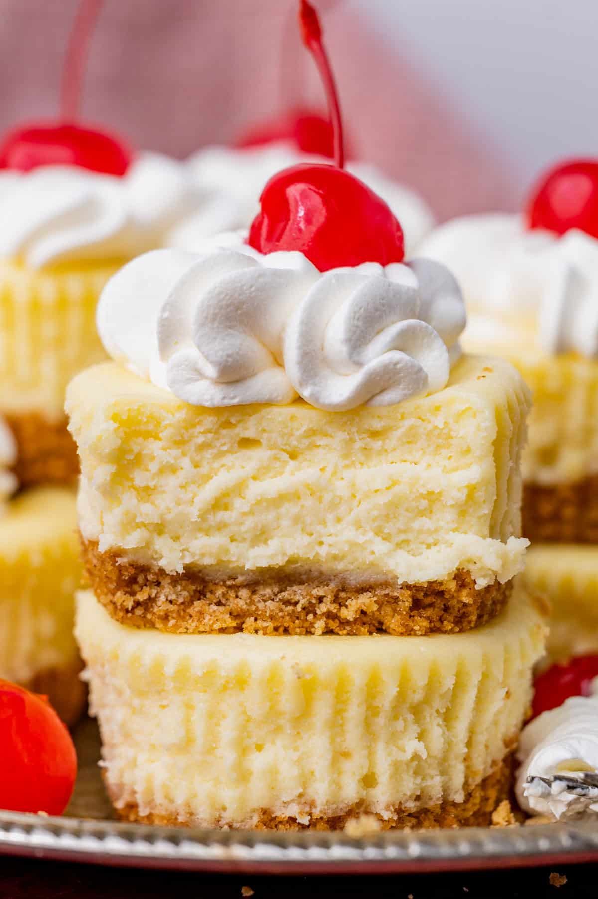 https://www.tastesoflizzyt.com/wp-content/uploads/2022/09/mini-cheesecakes-recipe-16.jpg