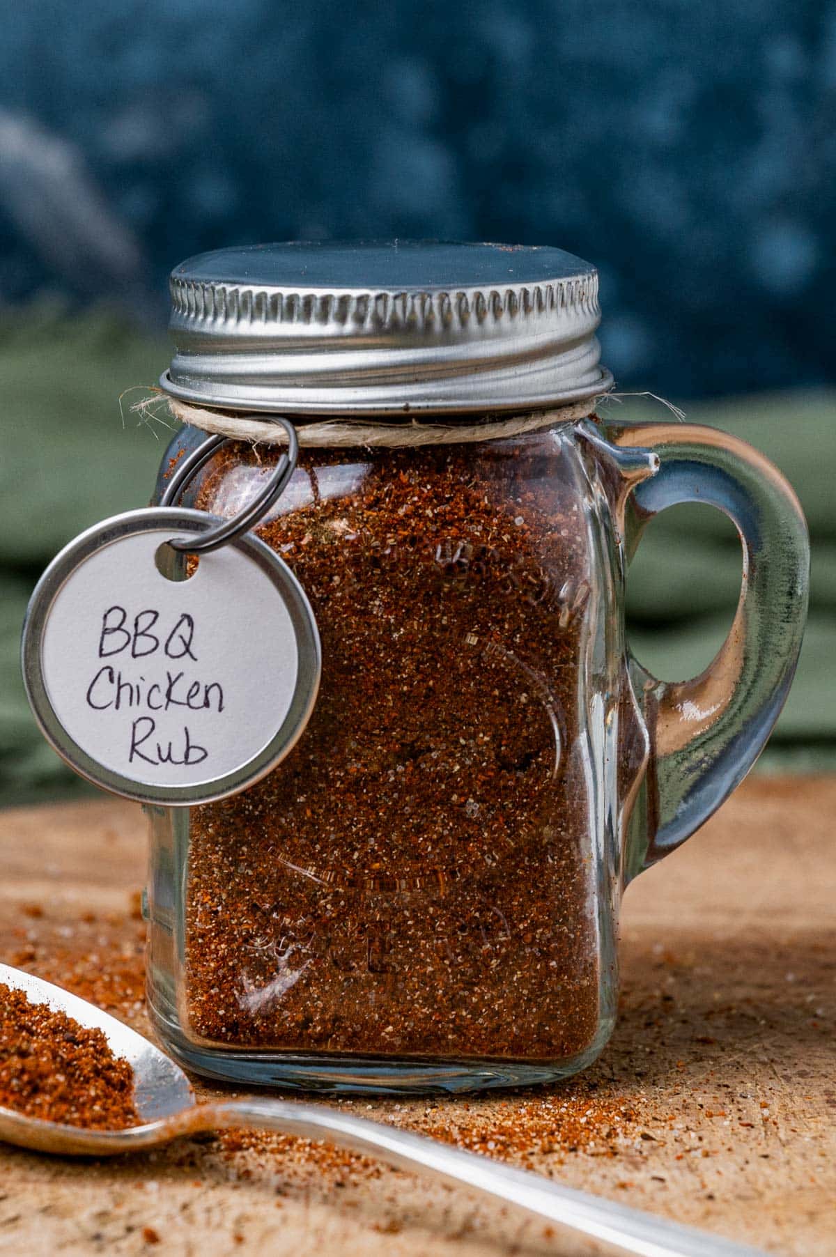 a glass of bbq chicken rub with a gift tag