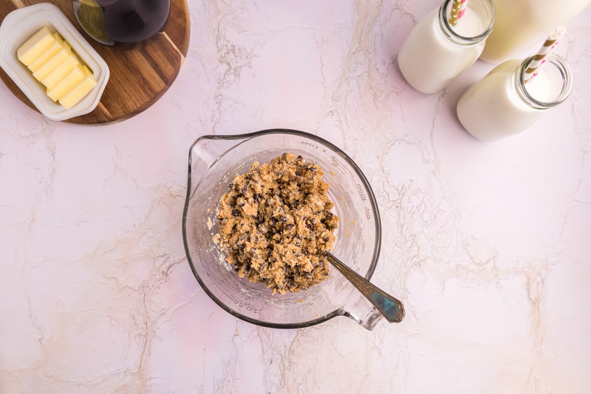 peanut butter streusel in a glss bowl