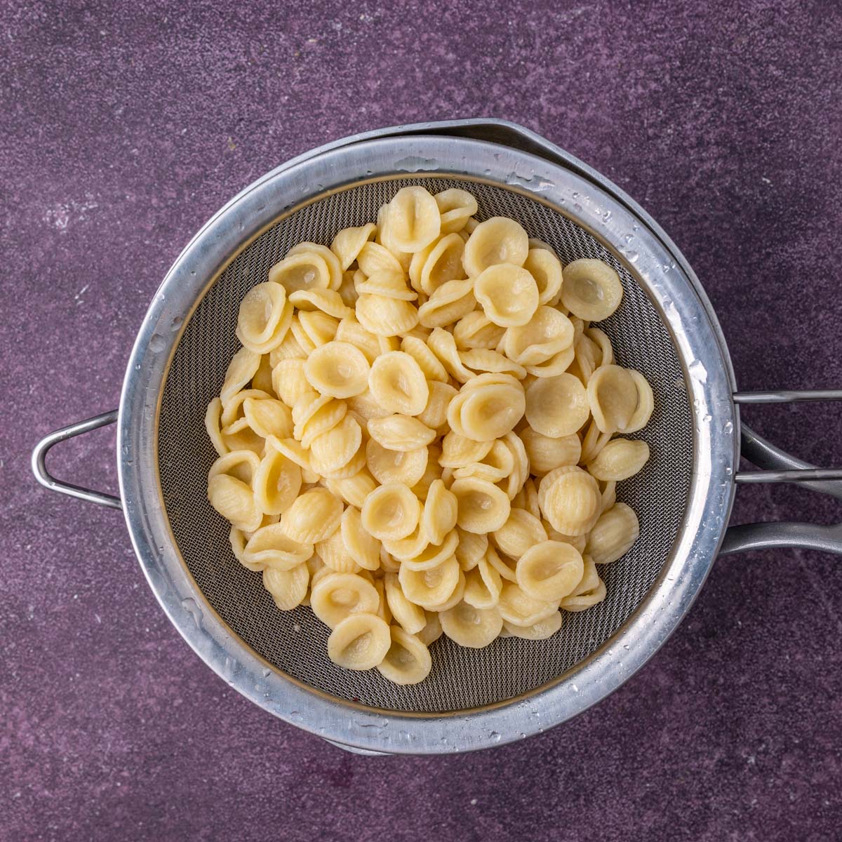 cooked pasta in a strainer