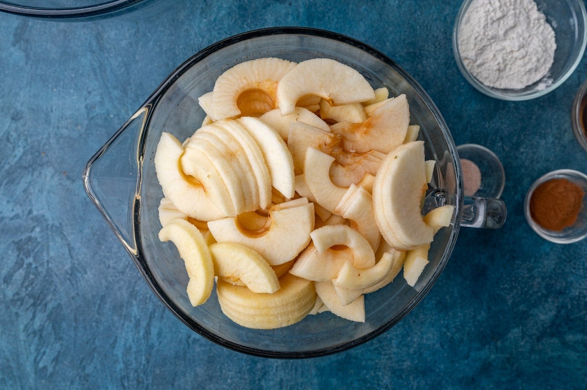 sliced apples in a glass bowl