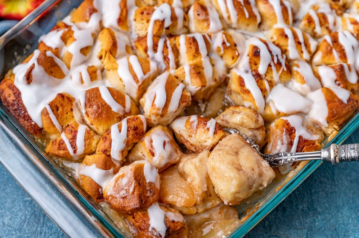 cinnamon rolls and apple pie filling casserole bake