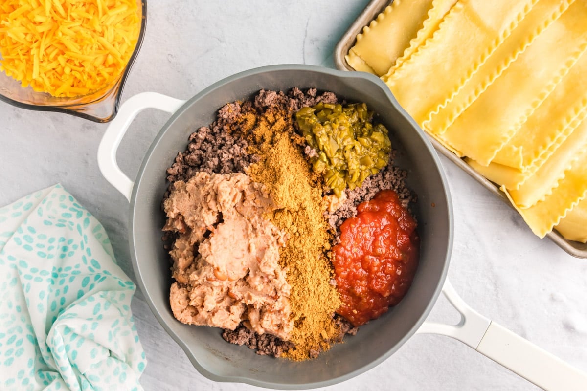 ground beef, beef, taco seasoning and peppers in a skillet