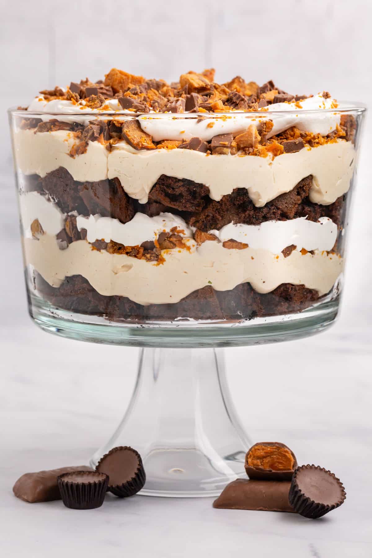 reese's peanut butter cup trifle with oreo cake