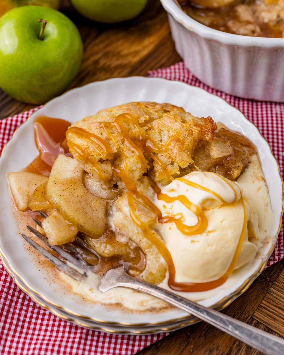 a plate of apple cobbler a la mode on a table
