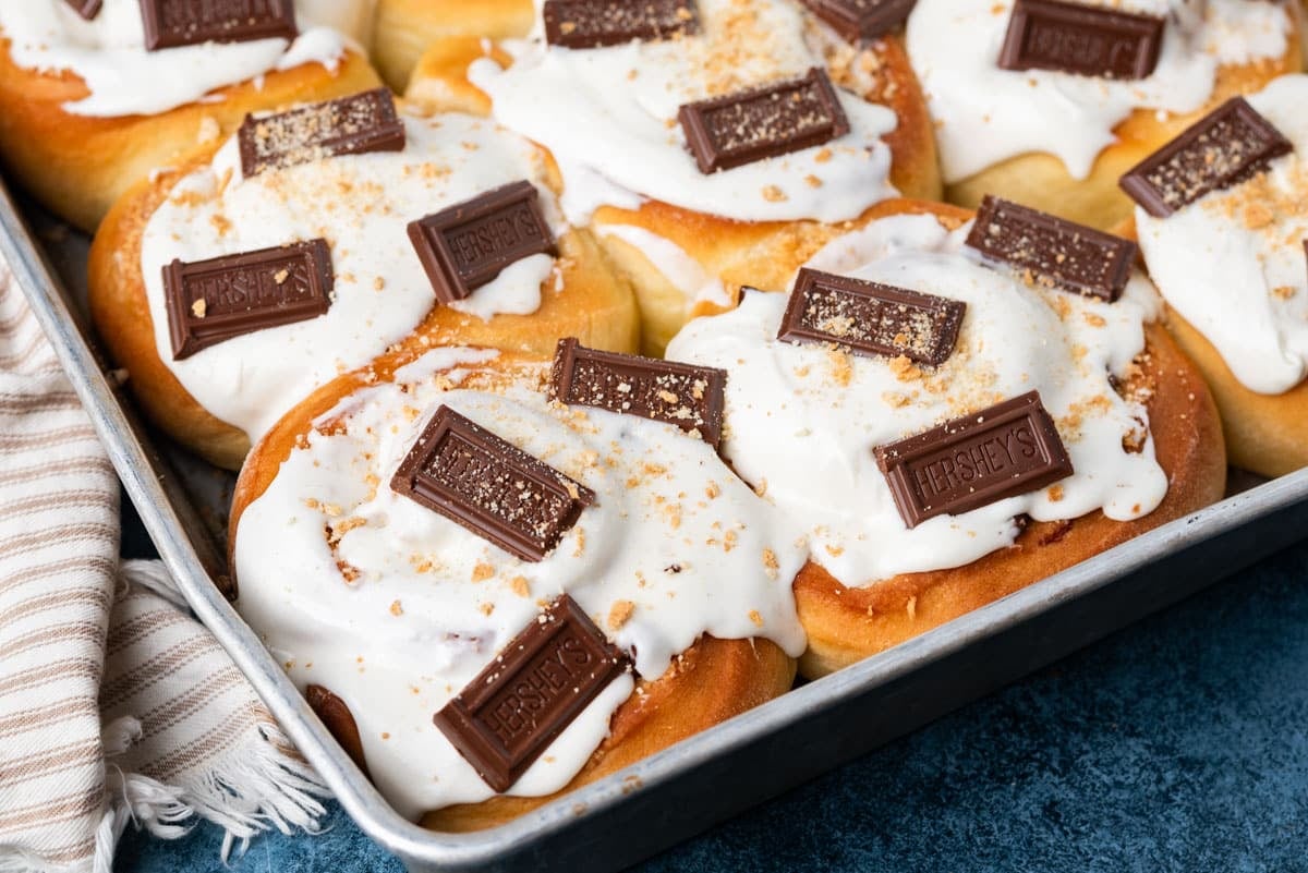 a pan of s'mores cinnamon rolls